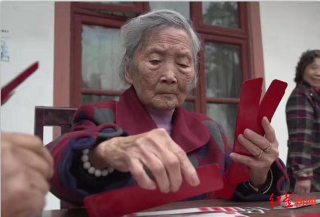 她精神矍铄,思维敏捷,和许多人心目中的百岁老人印象相差甚远