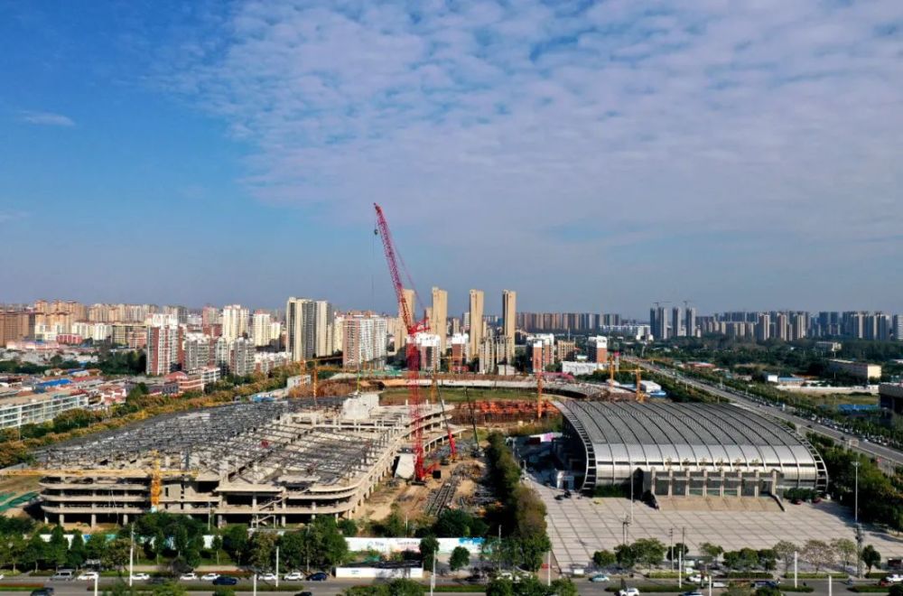 最新航拍商丘市体育中心二期主体顶部开始施工