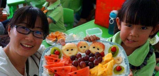 幼儿园孩子自制的水果拼盘被老师拍照发家长群家长选择报警