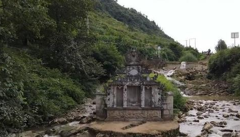 贵州发现500年前的水上苗王墓,竟有毒蛇守护,专家冒险前去查看