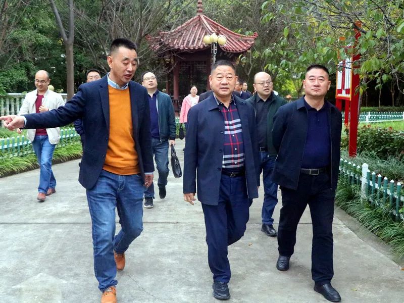 座谈会上,平武中学党总支书记,校长齐勇就平武中学南山班的基本情况作