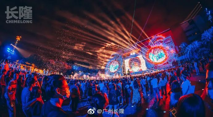 但是却有笑声与快乐 白夜鬼行电音节 可以一起撒野狂欢 和 广州巨浪j