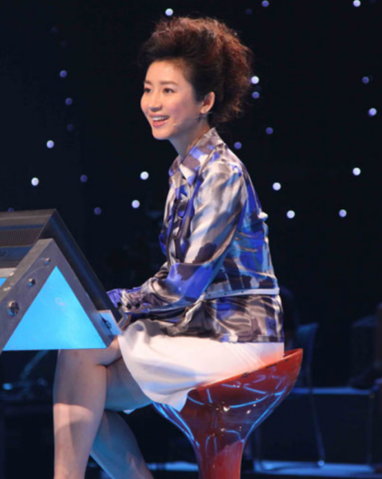 从"央视一姐"到"销声匿迹",53岁的王小丫去哪了?