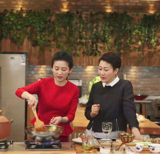 从"央视一姐"到"销声匿迹",53岁的王小丫去哪了?