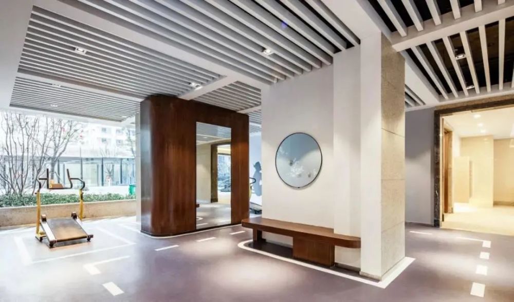 如将影院搬到架空层,将展示内容从室内移到室外景观空间,着重进行