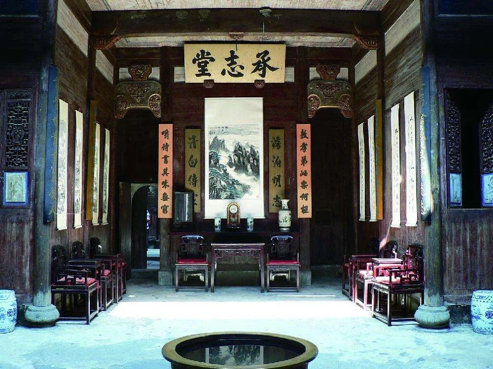 在中国传统居室的布局中,堂屋的布局是最讲究和严格的,中堂布置由中堂