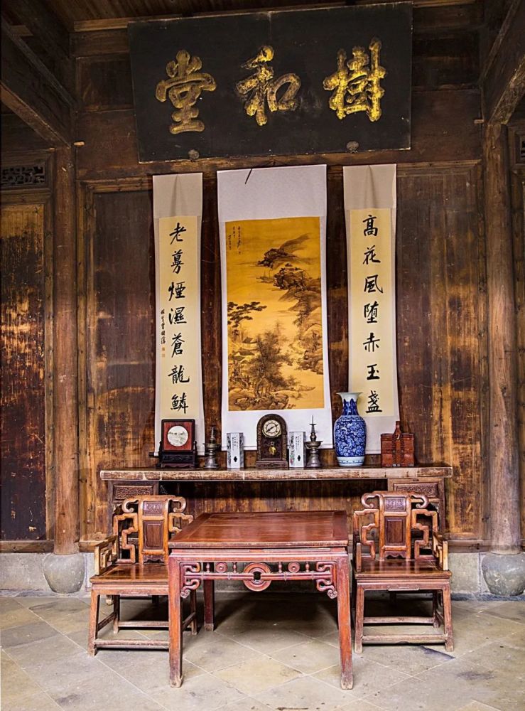 在中国传统居室的布局中,堂屋的布局是最讲究和严格的,中堂布置由中堂