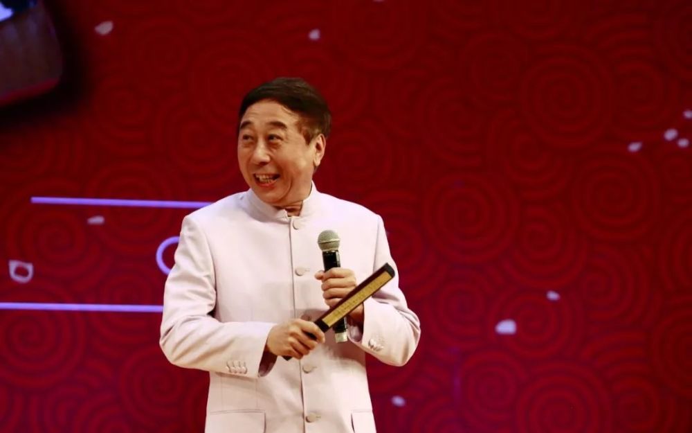 当时的冯巩的年龄已经60多岁,主持人便好心地说"冯老师,您往里面站一