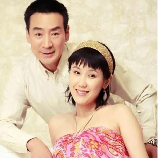 和前妻离婚后,寇振海在50多岁时,遇到了比自己小21岁的青岛女孩李婷.