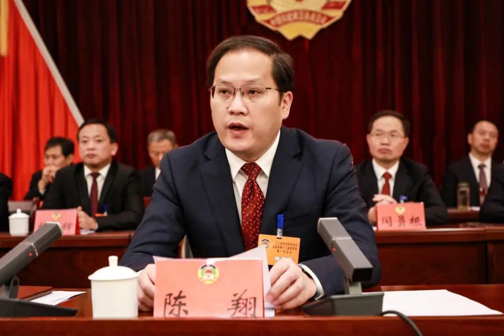 在热烈的掌声中陈翔作了讲话,他说,政协南昌县第十三届委员会第一次