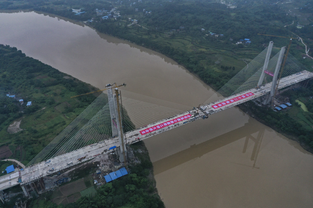 (经济)合安高速公路嘉陵江特大桥,渠江特大桥顺利合龙