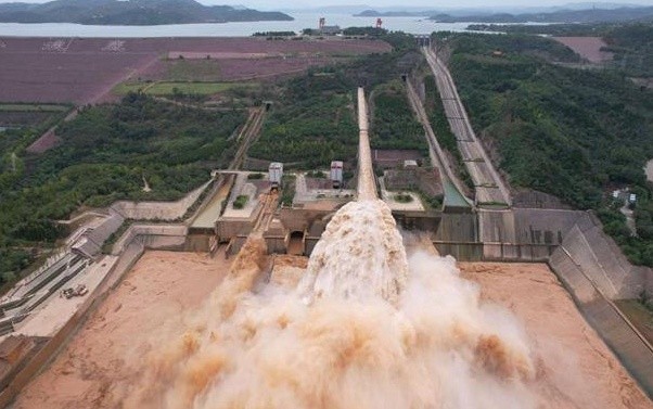 洪水爆发超过了小浪底的库容,小浪底拦沙有功,鱼类却