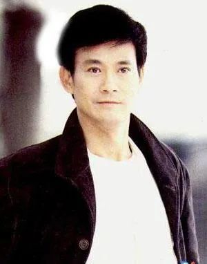 中年男星秃头"灾情"惨重!头顶稀疏能反光,后脑勺都没几根毛