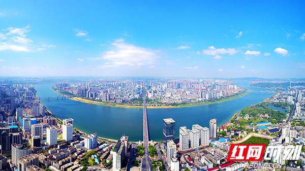 2021年,在株洲中心广场拍摄的河西全景.