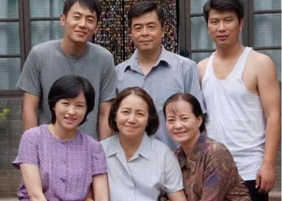 同父同母不同命,李野萍和丈夫相伴到老,李幼斌2婚娶小
