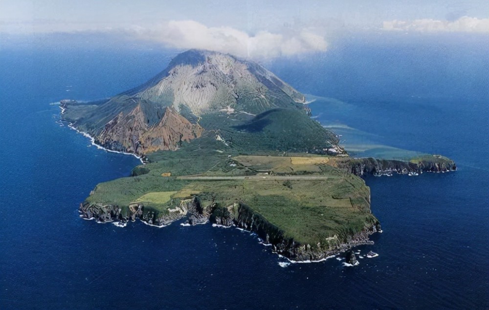 在日本偷袭珍珠港时,小笠原群岛中只有父岛有驻军;硫磺岛的地位是在