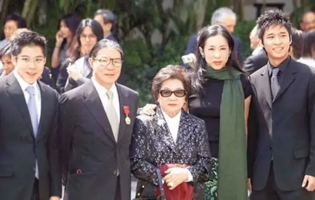 郭晶晶女儿有多美一双腰果眼神似霍家奶奶老爷子感动奖励10亿