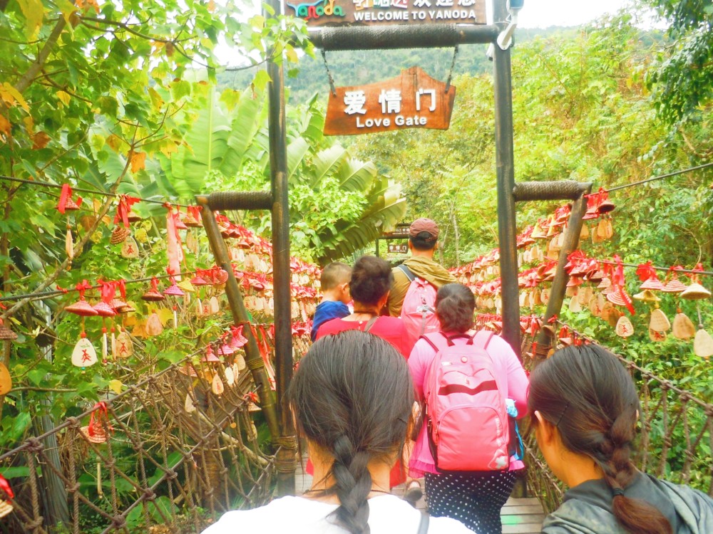呀诺达景区因地处黎族苗族自治县,所以景区里也设置一些与黎族相关的