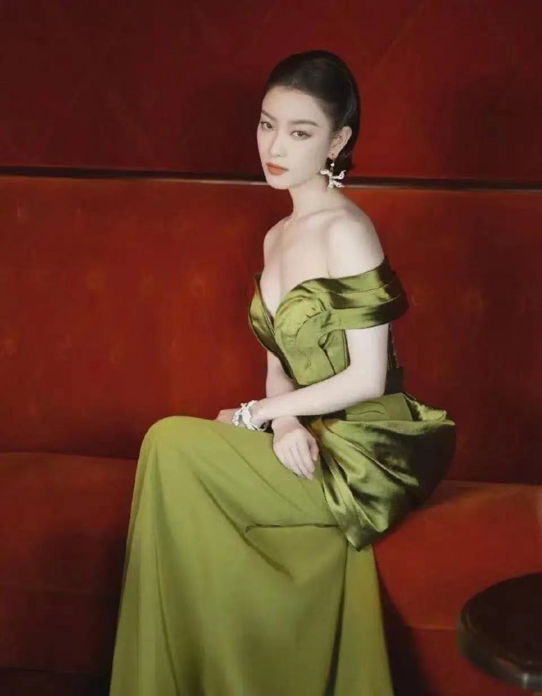 当倪妮和张雨绮穿上同款礼裙后,两人谁的身材更好,一目了然!