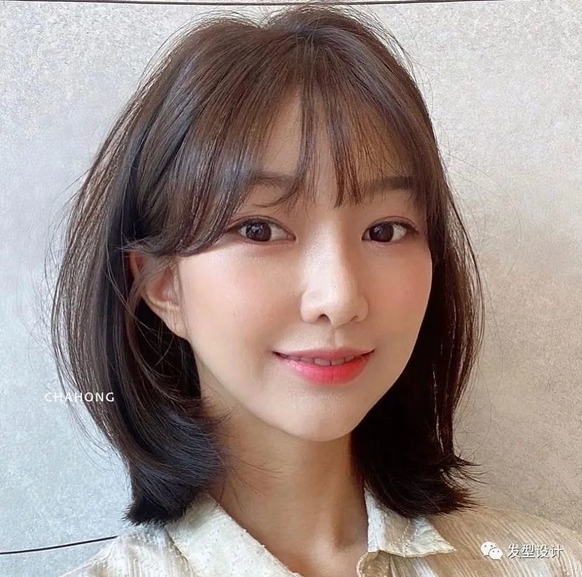 搭配中分修饰脸型,很适合方脸型的女生,发尾的内扣设计将宽脸修饰得更