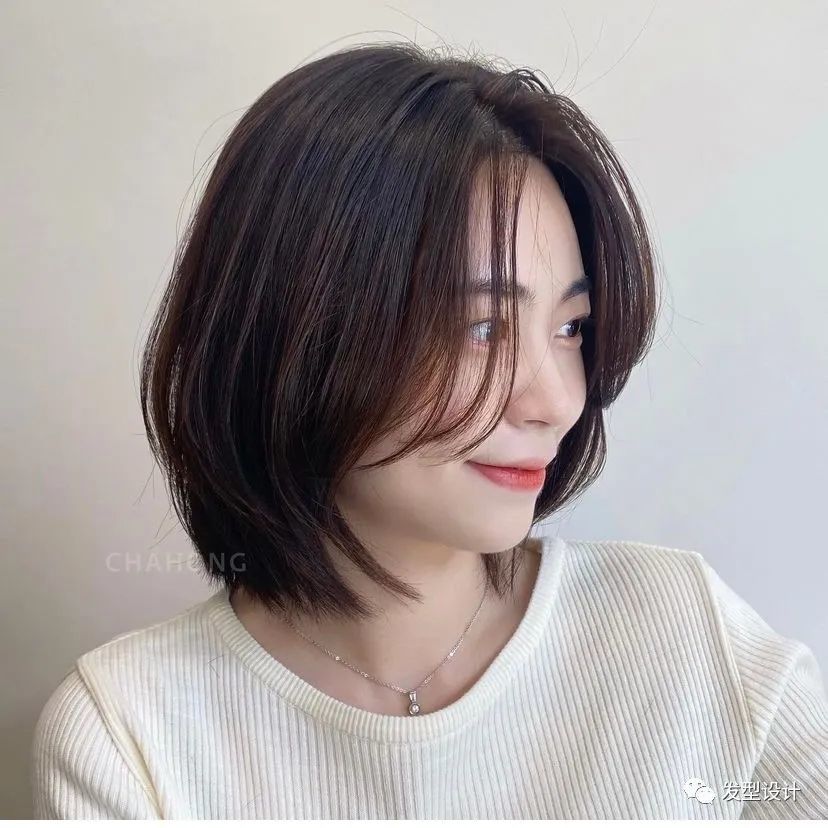 内扣烫发设计真的非常显瘦,特别适合脸大的女生,处于尴尬期的短发女生