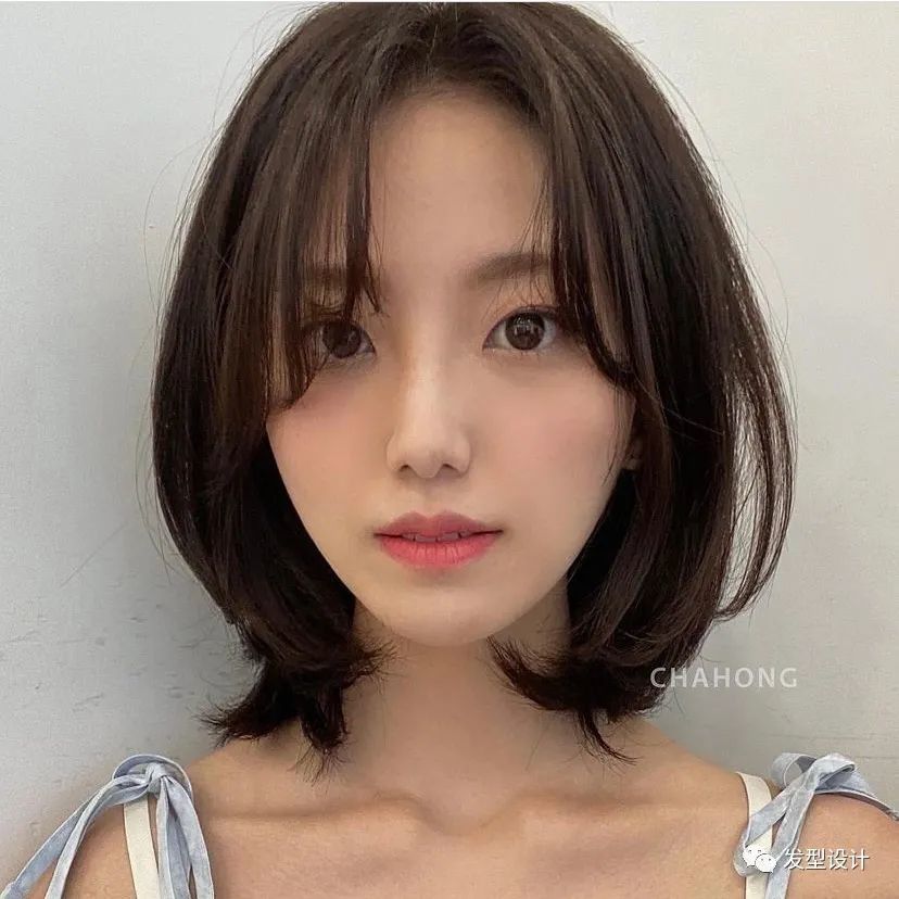 内扣烫发设计真的非常显瘦,特别适合脸大的女生,处于尴尬期的短发女生