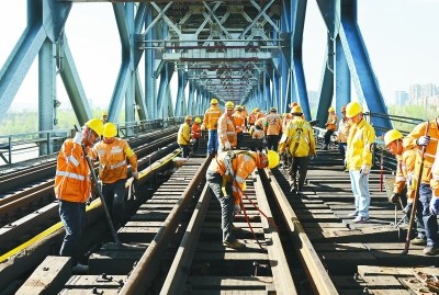 昨天,南京大桥铁路明桥面进行大修.