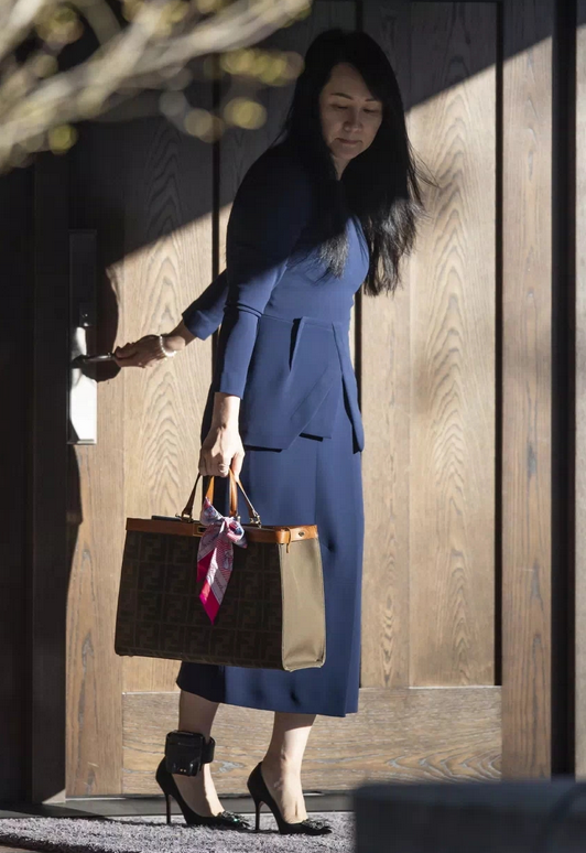 49岁孟晚舟气质绝佳,穿黑色波点裙从容优雅,不愧是名媛圈顶流