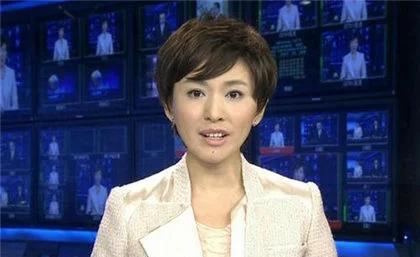 为何新闻联播主持人不低头看稿?真是背下来?这才是真相