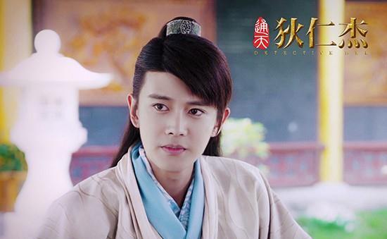 他在这部古装断案剧中,饰演的是男主狄仁杰,而聂欢饰演的角色叫冷月