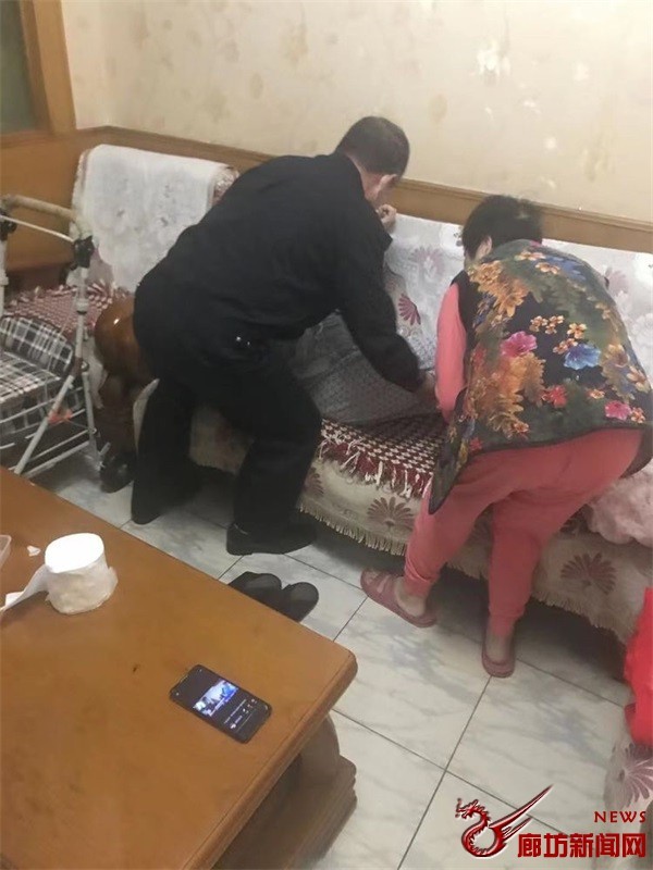 老人提出要解大便,康警官二话不说把老人扶到卫生间,忙完后,又将老人