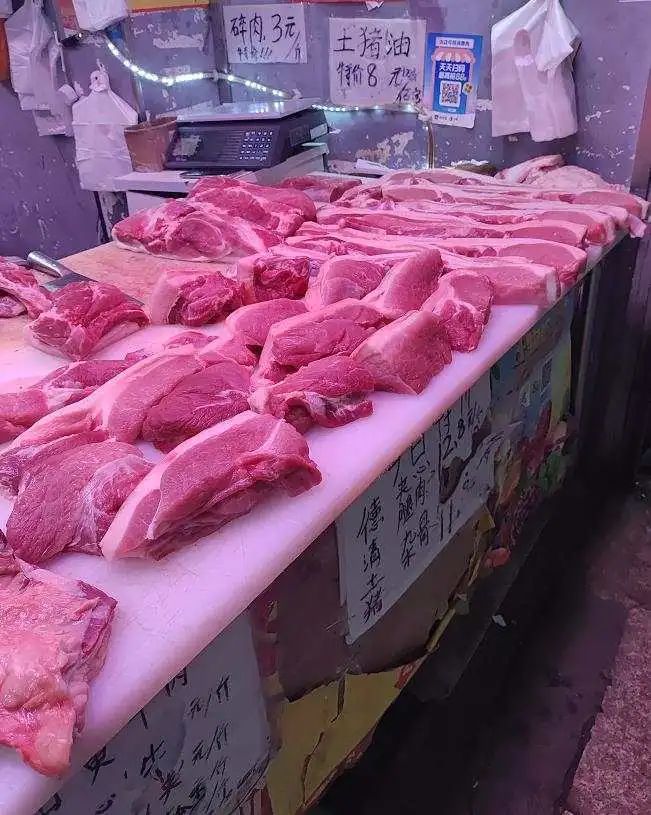 5元一斤猪肉零售价跌破10元大关(杭州茅廊巷农贸市场)昨天和前天,记者