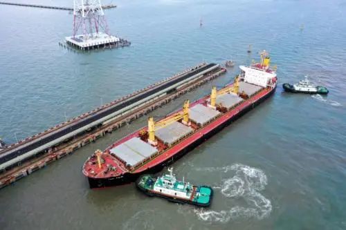 进口煤船靠乐清码头5万多吨俄罗斯煤炭缓解浙南地区电力保供的燃煤之