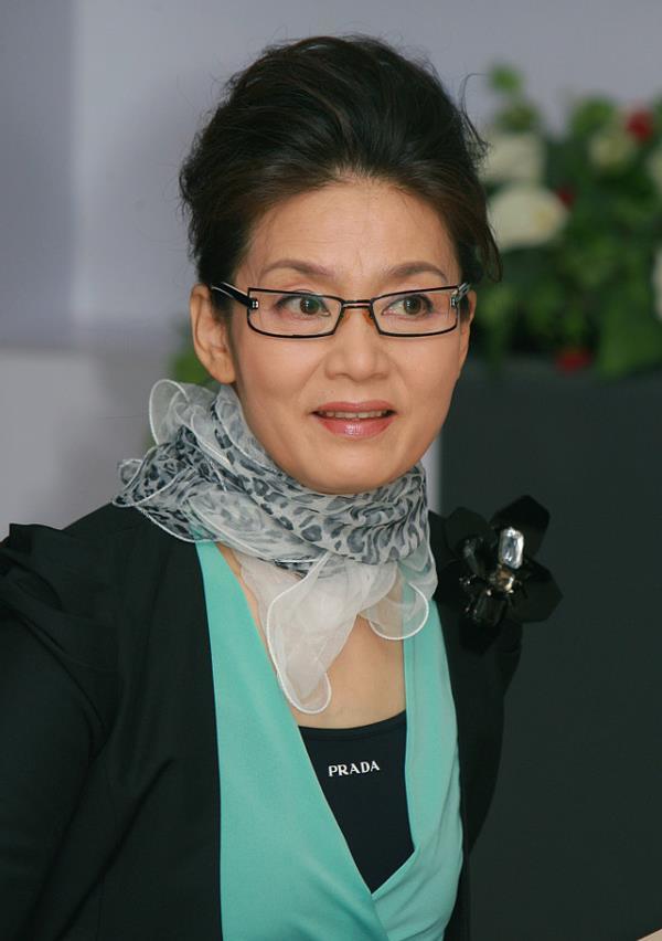 潘虹的贵气真羡慕不来,prada穿得大气不浮夸,好身材包裹不住