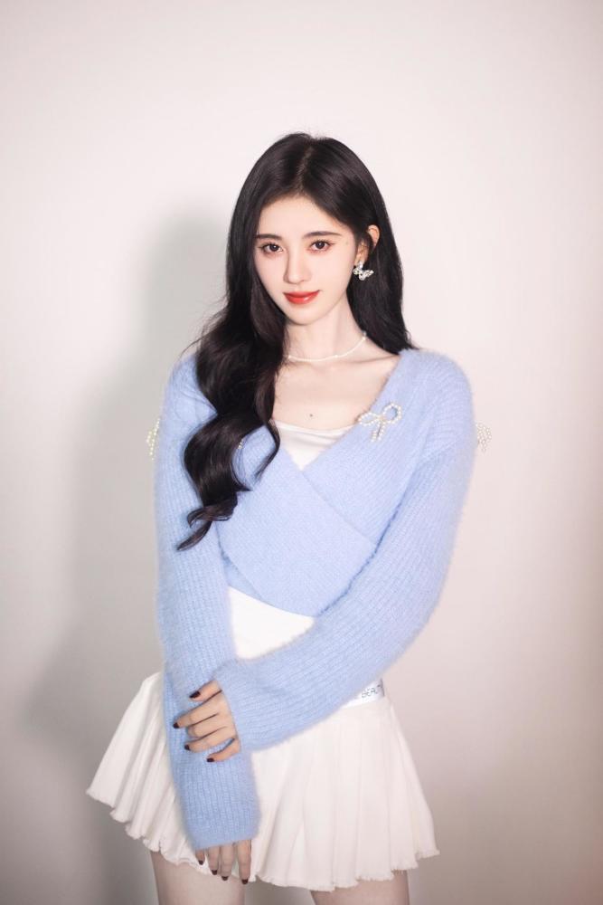 鞠婧祎审美也太好了吧,穿一件粉色露脐衬衫秀小蛮腰,少女感爆棚