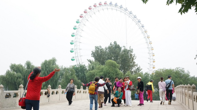 北京龙潭中湖公园立体停车场建成,为游客游园提供停车