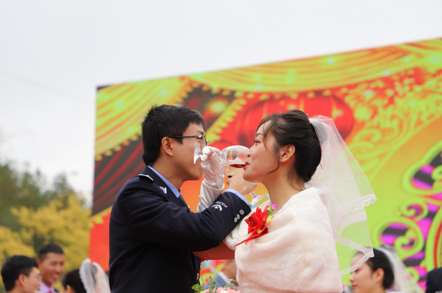 柳林县32对新人举办集体婚礼