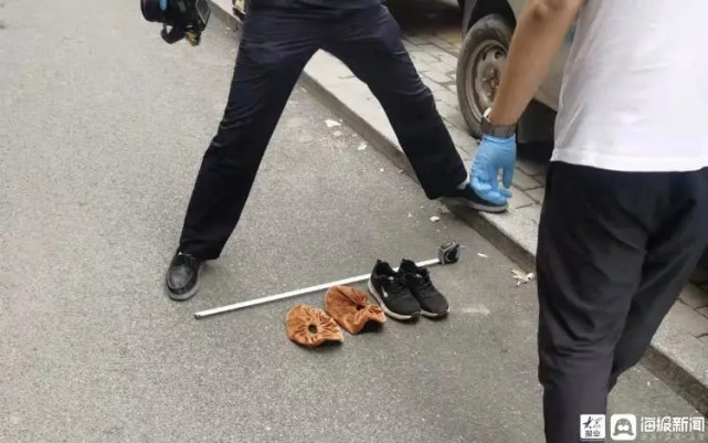 经勘查,商场各出入口门锁无撬痕.嫌疑人是怎么进入商场的呢?