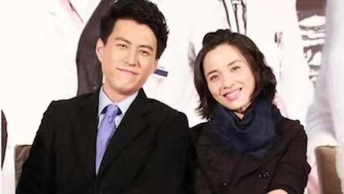 靳东和妻子罕见同框44岁李佳素颜出镜状态超好两人结婚多年恩爱如初