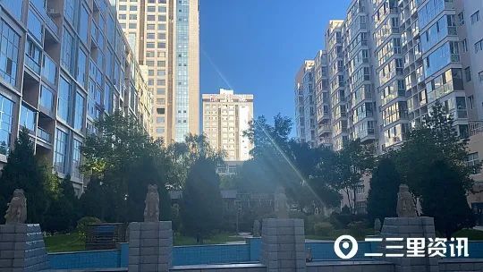 九龙湾小区墙皮脱落严重业主担心瓷片掉落砸伤路人