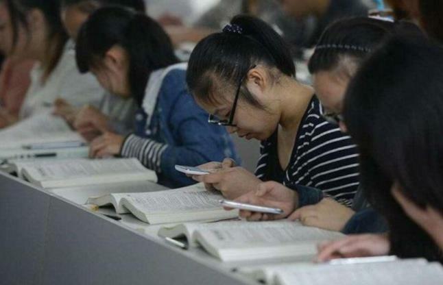 找家长的节奏,但是在大学的课堂上,学生基本都是把手机放在桌面上玩