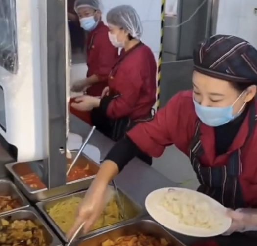 高校学生纷纷效仿"虚弱"妆,食堂阿姨看了之后,手抖治好了