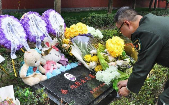 空军英烈余旭同志墓,一年四季鲜花环绕,墓碑前还放着