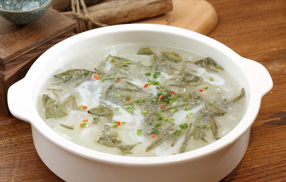 莼菜银鱼羹 在这道菜里,无论是莼菜还是银鱼都是太湖的特产.