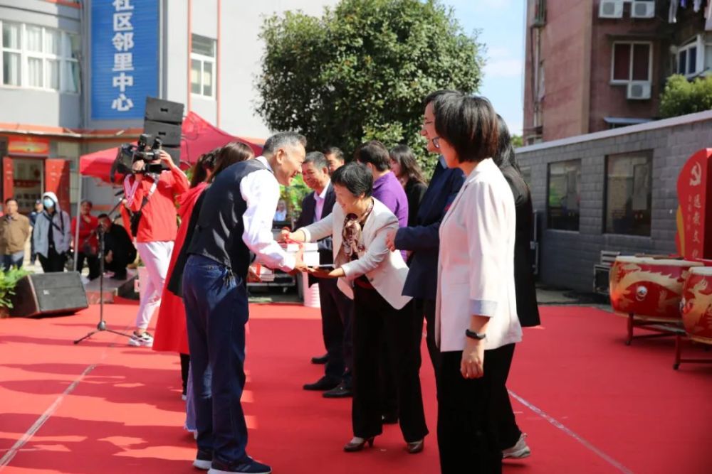 市人大常委会副主任叶萍,市政协副主席姚尚友向社区文化辅导员颁发