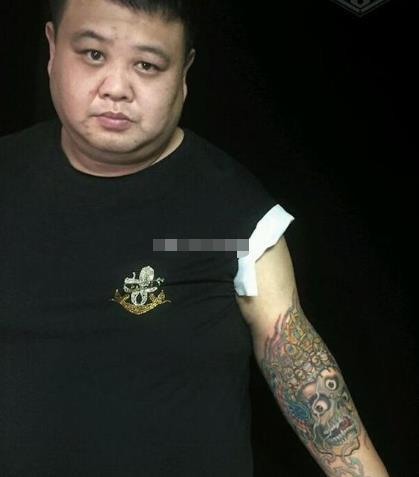 他是于谦的师弟,看起来憨厚却纹着马头金刚,在德云社说相声但自己开