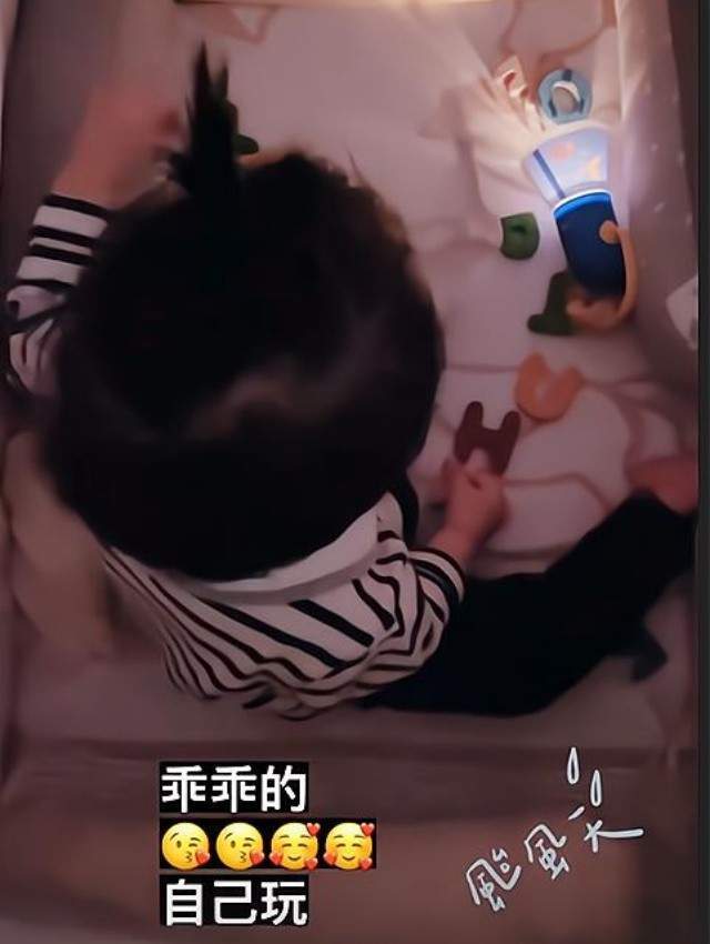 傅程鹏1岁半幼子近照曝光,台风天乖巧在家玩耍,扎冲天