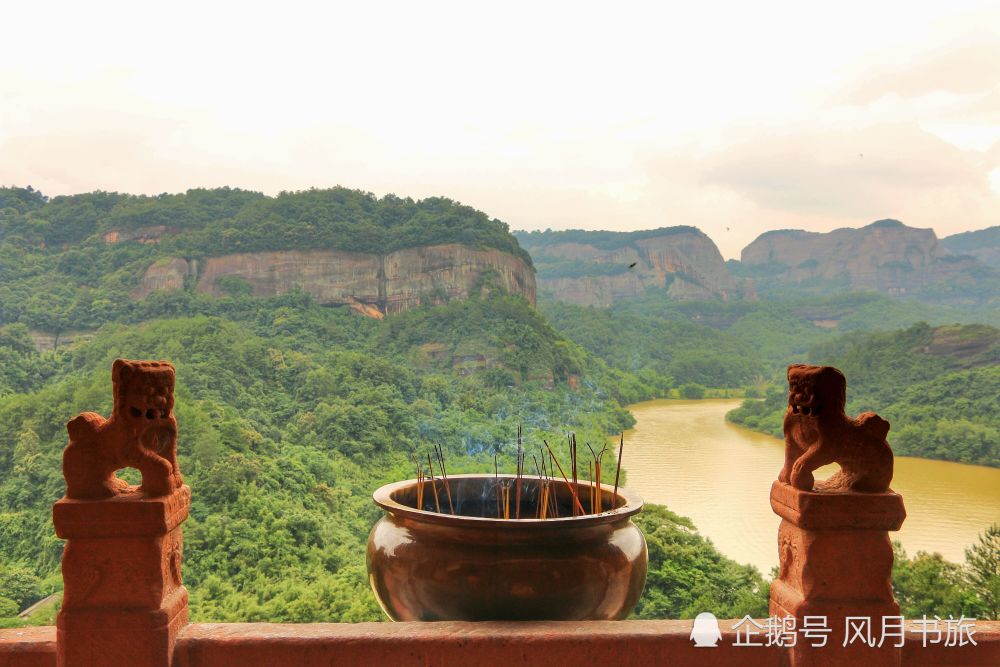 锦石岩寺规模虽然不大,但却是丹霞山最为古老,历史最悠久的佛教寺庵