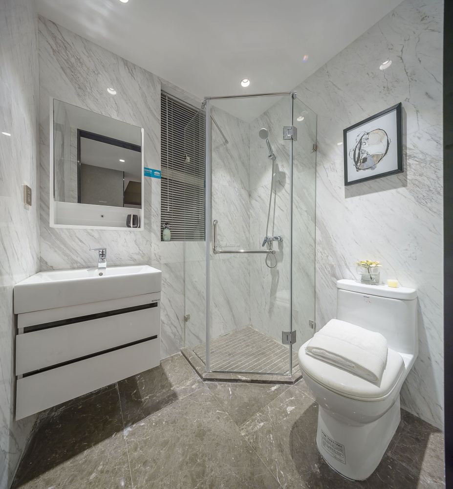 为了实现干湿分离的隔断效果,很多人在淋浴区设计淋浴房.