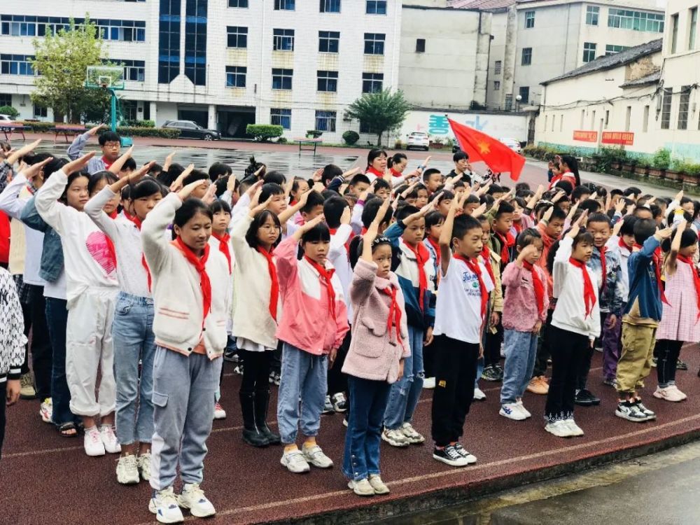 永康市岩后小学永康市民主小学少工委举行了"童心向党迎百年,领巾飞扬